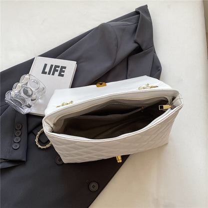 Bolsa Feminina Acolchoada em Couro Modelo Chain