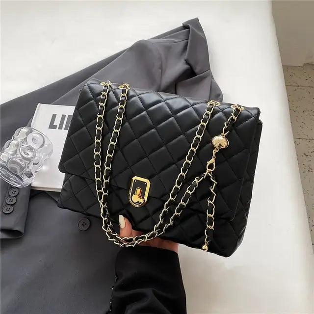 Bolsa Feminina Acolchoada em Couro Modelo Chain